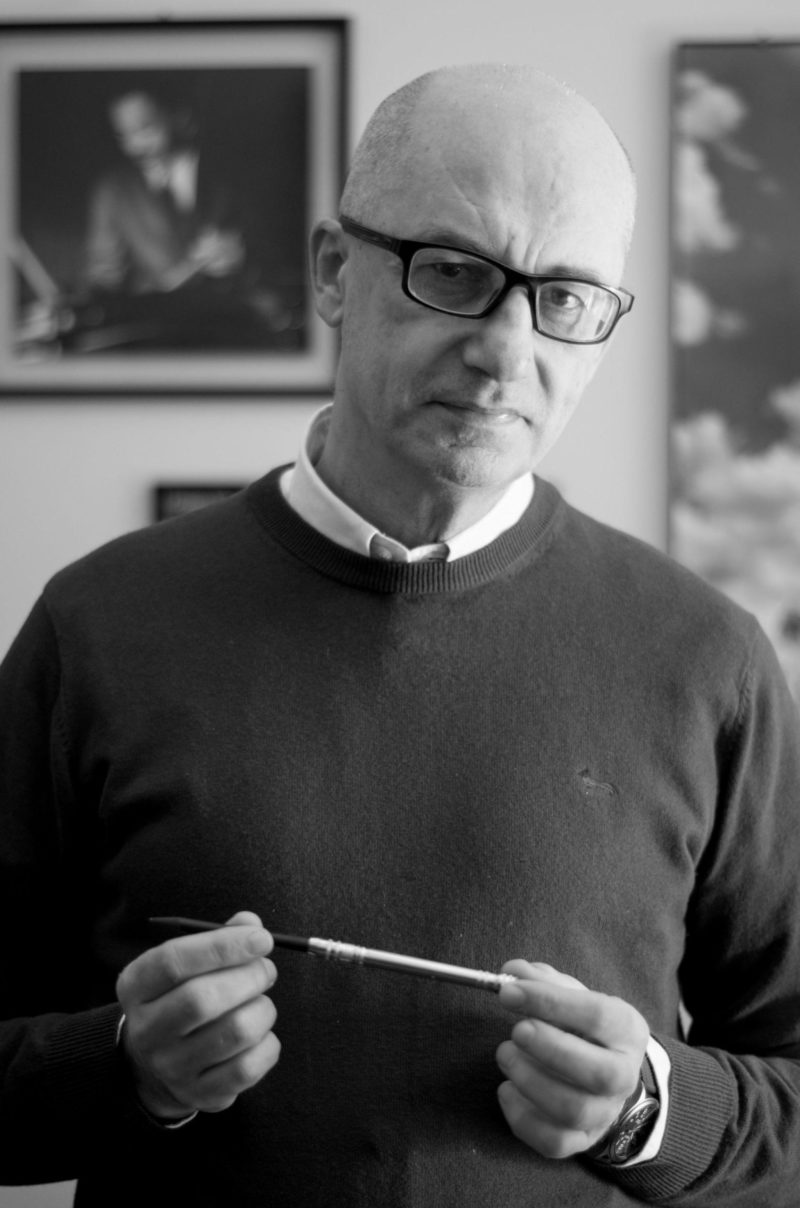 foto che ritrae rinaldo sementa che tiene una penna avvocato scuola ricorsi - lo studio